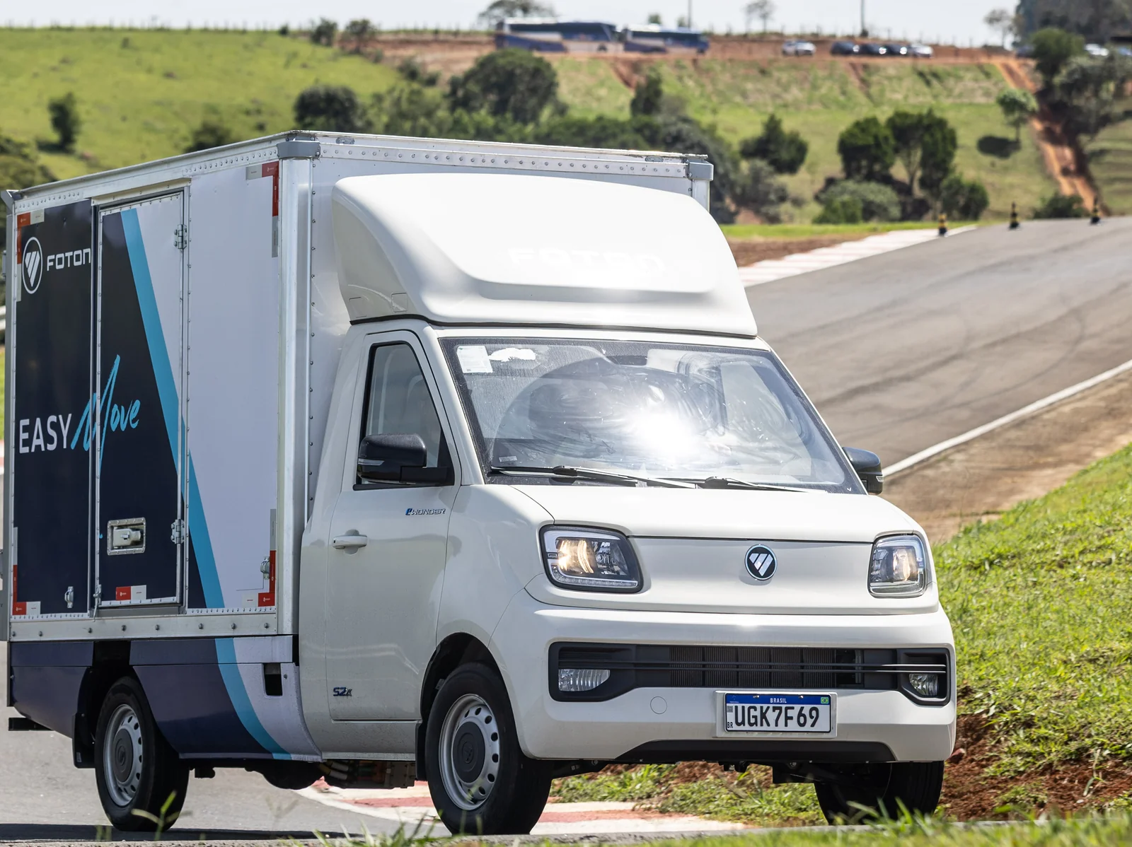Foton eWonder elétrico com baú em pista de testes