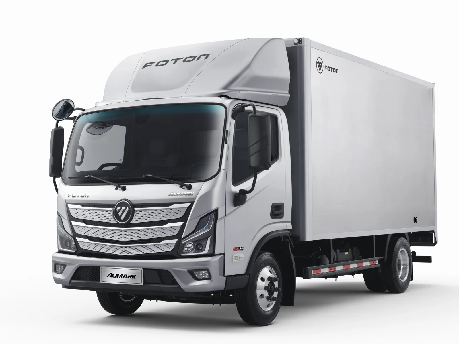 Foton Aumark S315 com baú — cabine nova, vista 3/4 frontal